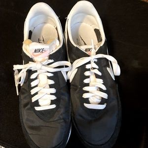 Woman’s Size 10 Nike Training Shoe. Nike Waffle Trainer 2 Black and White.